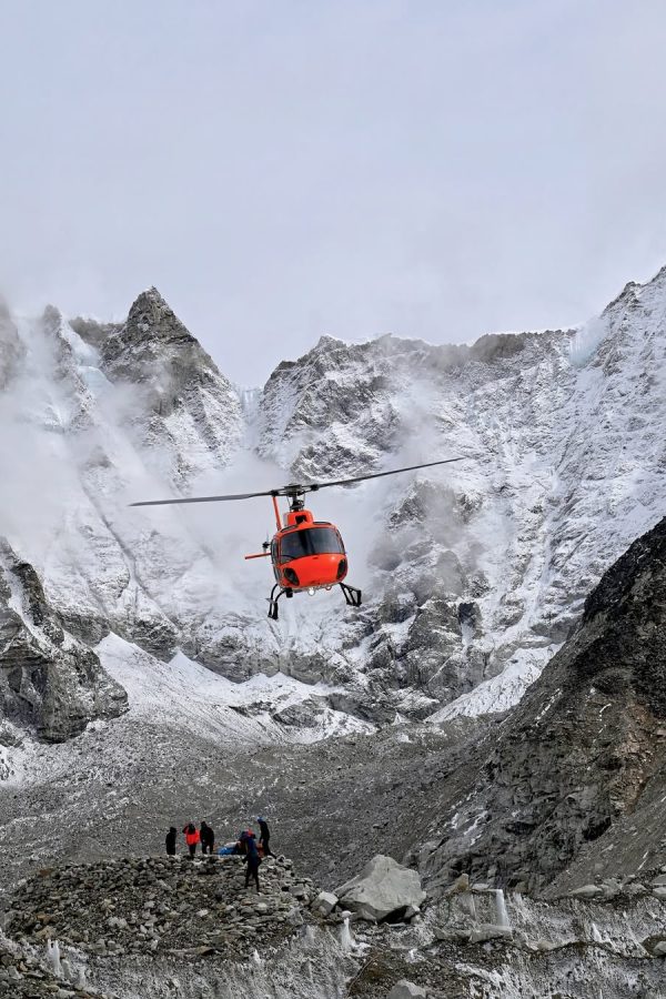 Helicopter tour in everest